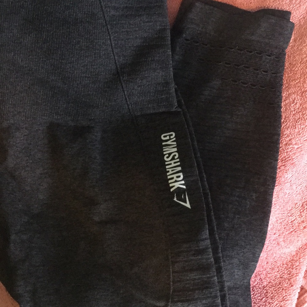 Gym shark leggings